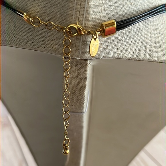 Lia Sophia Set Choker with Golden Pendant and Matching Earring - Picture 4 of 8